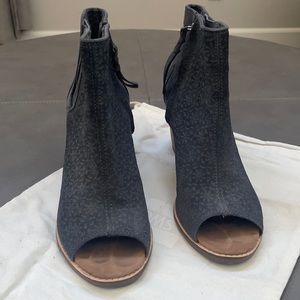 Toms Majorca Peep Toe Gray suede Flower Pattern block Heel Booties